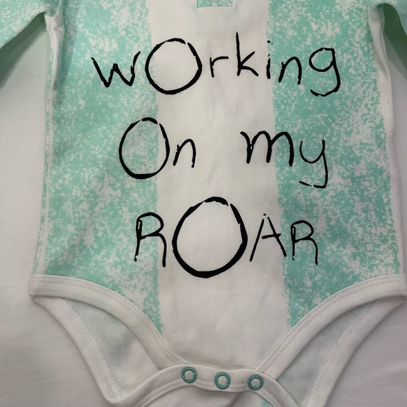 Rockin’ Baby NWOT’s One Piece Snap ‘Working On My Roar’ Graphics Size 0-3 Months - Picture 4 of 7